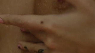 Owl Crystal играет с воском в душе