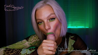 Блондинка жадно сосет член и глотает сперму