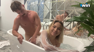 Лил Карина соблазняет в ванной