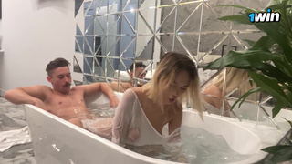 Лил Карина соблазняет в ванной