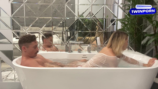 Лил Карина соблазняет в ванной