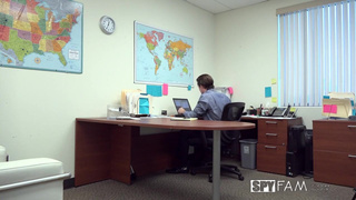 Страстный секс в офисе — смотреть онлайн горячее порно с властной женщиной