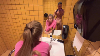 Украинка в раком на первом свидании – страстный секс в туалете кафе