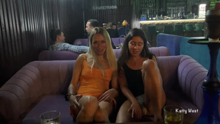 Страстные подруги устроили дикий секс в клубе после алкоголя