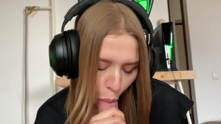 Страстный минет и лишение девственности – эксклюзивное порно видео