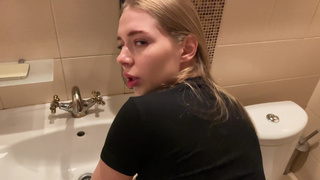 Секс в туалете с фитоняшкой – горячее видео с диетой удовольствий
