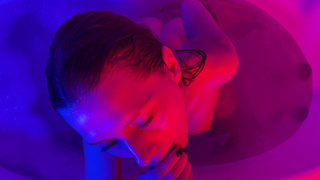 Русская Californiababe сосет и трахается в воде