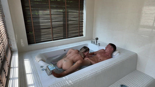 Hungry Kitty в горячей ванне - страстное порно видео с развратной девушкой