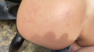 Страстный секс на природе: мужик жестко трахает русскую Hungry Kitty у скутера