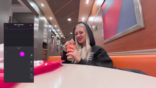 Страстный секс в Макдональдсе — девушка кончает от вибратора и удовольствия