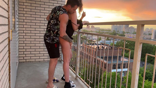 Секс на балконе без трусиков — страстное видео для взрослых