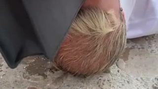 Жесткое порно на публике с мочалкой