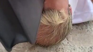 Жесткое порно на публике с мочалкой