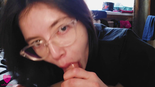 Секс с одноклассницей в гостях: страстный минет еще одетому