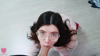 Сводная сестра не застряла в стиралке и отсосала мне, когда я хотел трахнуть её