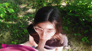 Юная девушка помогла мне кончить в парке, когда заметила у меня стояк