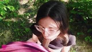 Юная девушка помогла мне кончить в парке, когда заметила у меня стояк