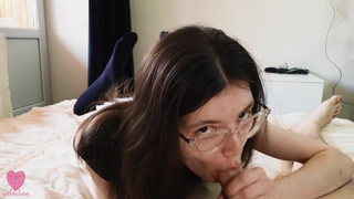 Школьница в юбке отсосала член не отрывая от меня глаз и получила горячую сперму в рот 4K