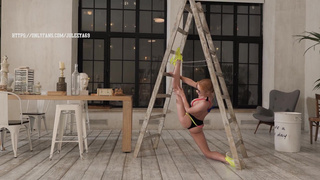 Гимнастика и секс: горячее видео с Lara Frost онлайн