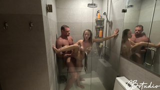 Горячее порно с соседкой в душе