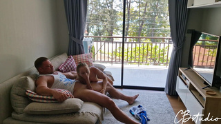 Муж подруги не устоял – горячее порно видео