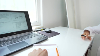 Порно видео: застенчивый парень доведен до оргазма опытной партнершей