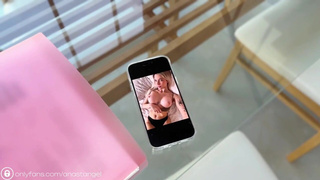 Друзья трахают ненасытную красотку – эксклюзивное секс видео