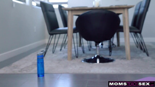 Секс на глазах у дочери – её злит, но страсть побеждает