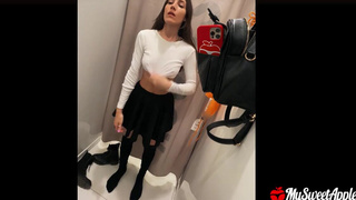 Страстный секс в машине и горячий минет в раздевалке – экстремальное порно видео