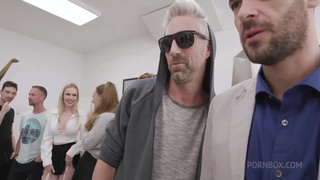 Жаркое видео с тремя парнями – кто войдет в тугую попку?