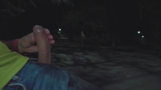 Секс в парке: страстная мастурбация на природе