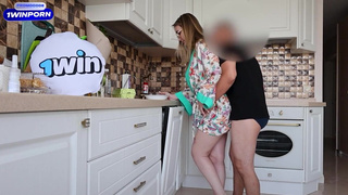 Трахнул мамку друга и в неё накончал! Она простит меня за кремпай?