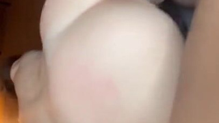 Реальная девушка растягивается перед сексом с огромным членом