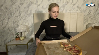 Страстный секс с курьершей за испорченный заказ