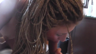 Девушка с дредами страстно скачет на огромном члене в номере отеля