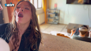 Секс видео: жена и любовник доминируют над рогоносцем