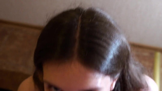 Страстный минет в прихожей - Nika Bunny не смогла дотерпеть до спальни