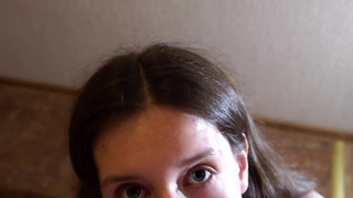 Страстный минет в прихожей - Nika Bunny не смогла дотерпеть до спальни