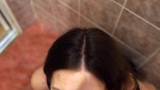 Секс в ванной с подружкой в горячем наряде