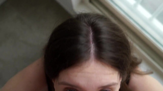 Страстный минет от соседки - смотреть порно онлайн