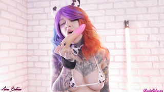 Русские тату-лесбиянки пробуют дилдо в попку