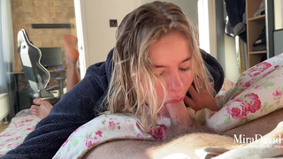 Мокрая красотка с мокрыми волосами страстно сосет большой член