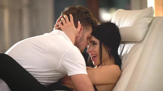 Горячее видео: анальный секс с брюнеткой и дикий оргазм