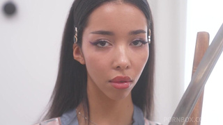 Анальный секс втроем с развратной брюнеткой