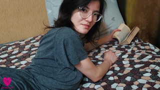 Студенческое порно видео - Нежная девушка в очках кончает от жесткого траха