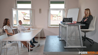 Горячее порно видео студентки с двумя парнями