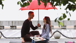 Секс при первом знакомстве: страстное видео для любителей спонтанности