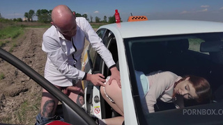 Анал с таксистом – эксклюзивное секс видео