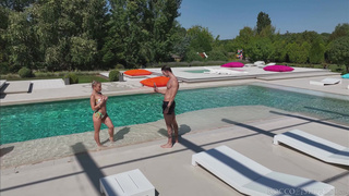 Alexa Flexy жесткий анал у бассейна с двойным проникновением