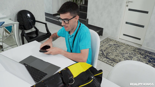 Реальная история: секс за помощь с техникой